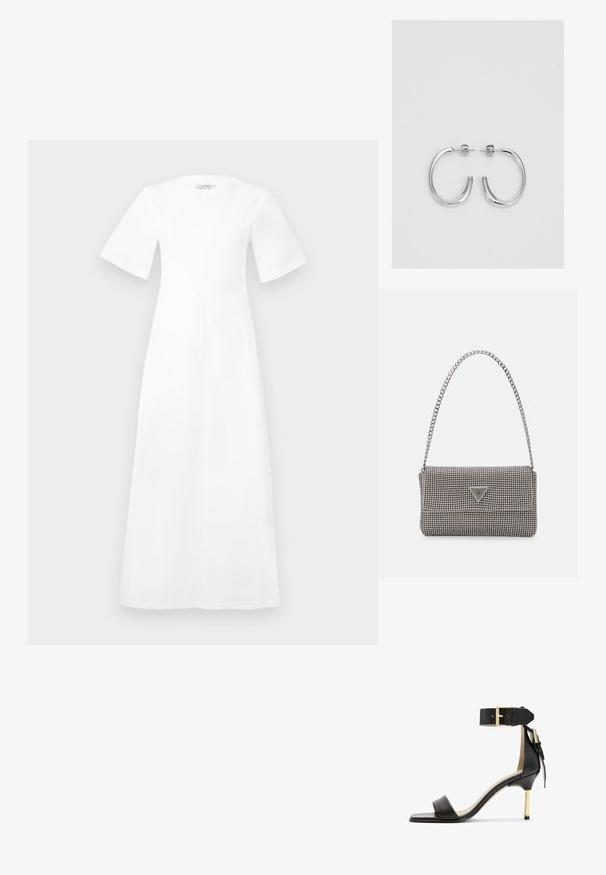 Biała sukienka do kolan z krótkimi rękawami, okrągłym dekoltem i luźnym krojem, wykonana z gładkiego materiału bez widocznych wzorów czy akcentów.; Czarne skórzane sandały na obcasie z kwadratowym noskiem, pasek na kostkę z złotą klamrą oraz smukłym metalowym obcasem. Gładka tekstura, minimalistyczny design.; Jasnoszara metaliczna torebka na łańcuszku, ozdobiona małymi okrągłymi metalowymi ćwiekami oraz trójkątnym logo marki.; Srebrne kolczyki na biglu o gładkim, błyszczącym wykończeniu. O zaokrąglonym kształcie, lekkim designie, z zamknięciem na zatrzask.