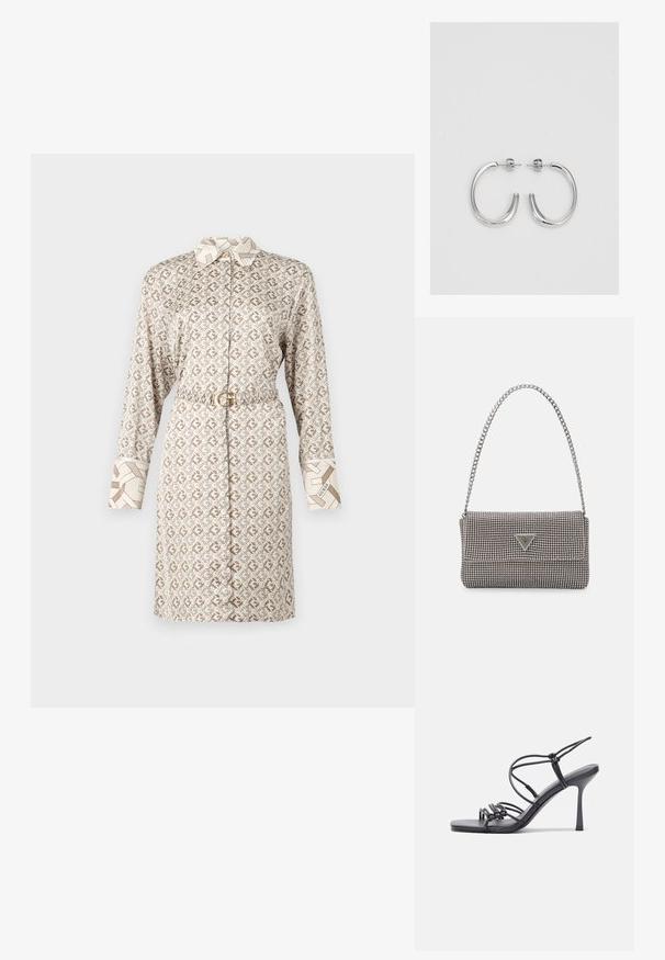 Vestito beige con motivo ripetuto, dotato di colletto, maniche lunghe, vita cinchata con una cintura dorata e polsini con motivo.; Sandali neri con tacco alto presentano sottili cinturini con design annodato, una punta quadrata liscia e un elegante tacco a spillo.; Borsa a mano metallica grigia chiara con tracolla a catena, impreziosita da piccoli chiodi metallici circolari e da un logo triangolare del marchio.; Orecchini a cerchio in argento con una finitura liscia e lucente. Forma arrotondata, design leggero, con chiusura a perno.