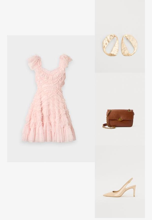 Rózsaszín ruha réteges, fodros tüllből. Rövid, fodros ujakkal és testhez simuló felső résszel rendelkezik, végig fokozatosan bővülő szoknyába torkollik.; Meztelen lakkbőr pántos magassarkú, hegyes orral, nyitott elejű és vékony tűs sarkú. A pánton egy kör alakú arany dísz található.; Barna bőr keresztpántos táska hajtószorítással, arany színű fémrészekkel és lánc pánttal. Simább textúra, téglalap alakú, minimális díszítéssel.; Egy pár szabálytalan, ovális formájú, aranyszínű fém fülbevaló, enyhén kalapált felülettel, fehér háttéren.