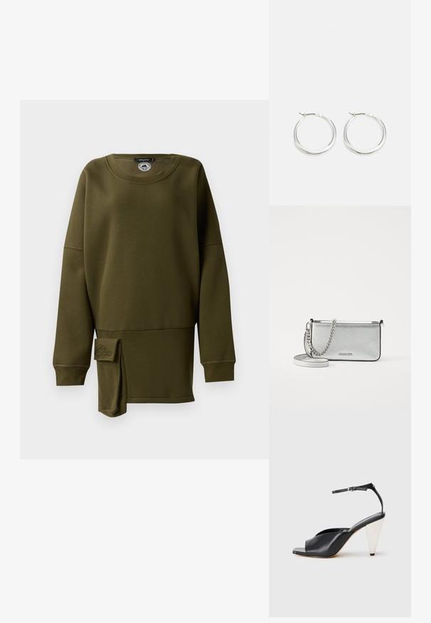 Olive zelena majica, mehak material, okrogli izrez, dolgi rokavi, stranski razporek z obrobo iz tkanine, vezenina logotipa na spodnjem sprednjem delu.; Črne usnjene sandale s peto, odprto toe, asimetričnim dizajnom, zaponko okoli gležnja in kovinsko stožčasto peto. Gladka tekstura po celotni površini.; Siva usnjena torbica čez ramo z teksturirano površino, verižnimi in trakastimi detajli ter zadrgo. Na sprednji strani je logo.; Srebrni obroči za ušesa imajo gladko, zaobljeno obliko z tankim profilom in varnim zapiranjem. Minimalističen stil z sijočo površino.