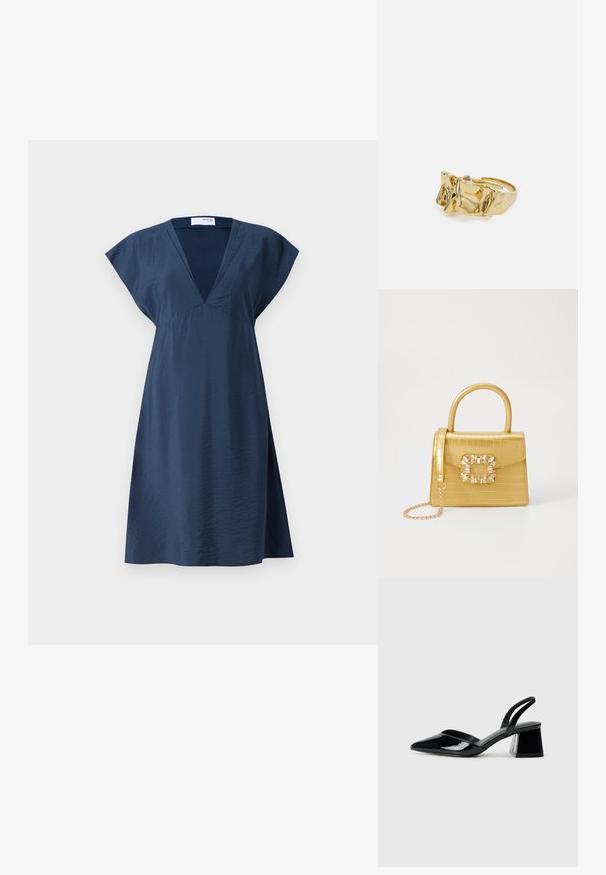 Lång klänning i marinblått, tillverkad av ett lätt material, med djup V-ringning, korta ärmar och en avslappnad A-linjeform. Slät yta utan synliga mönster.; Mustat patentoitu nahkakengät, joissa on säären takaosa ja terävä kärki, sekä geometrinen palikkakorko. Sisältää tyylikkään, minimalistisen muotoilun ja sileän pinnan.; Keltainen keinonahkainen krokotiililaukku, jossa on jämäkkä muotoilu, yläkahva, irrotettava ketjusanka ja koristeellinen kristallikoristelu lukossa.; Kullanışlı bir ayarlanabilir yüzüğe sahip, üç belirgin zirveye sahip dokulu, dalgalı düzene sahip altın yüzük. Düzgün, parlak yüzey ve açık bant ile tasarlanmış.