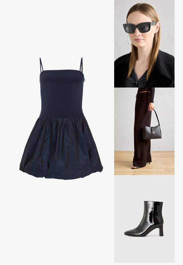 Robe sans manches bleu marine avec un corsage ajusté et une jupe froncée, fabriquée dans un matériau léger, présentant un léger éclat et un contraste de textures.; Bottines en cuir verni noir avec un bout pointu et un talon block de hauteur moyenne. Texture lisse et design minimaliste.; Des lunettes de soleil en forme de chat noir avec des verres foncés, des montures épaisses et des accents subtils. Portées avec un manteau noir et un haut gris, avec des cheveux longs et raides.; Sac à main noir à la forme structurée, texture lisse et fermoir métallique. Associé à un pantalon noir ample et des sandales ouvertes sur un sol en bois.