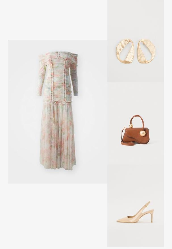 Sukienka bez ramion w kwiaty z falbaniastymi detalami, wykonana z lekkiego materiału w delikatnych odcieniach różu i zieleni, z plisowaną spódnicą.; Nude lakierowane czółenka na obcasie typu slingback z ostrym noskiem, otwartą cholewką i cienkim obcasem typu stiletto. Charakteryzują się okrąłym złotym akcentem na pasku.; Brązowa skórzana torba na ramię o falistym wzorze, z dwoma okrągłymi złotymi akcentami oraz odczepianym paskiem na ramię, co umożliwia wszechstronne noszenie.; Para nieregularnych, owalnych kolczyków ze złotego metalu o teksturowanej, lekko młotkowanej powierzchni na białym tle.