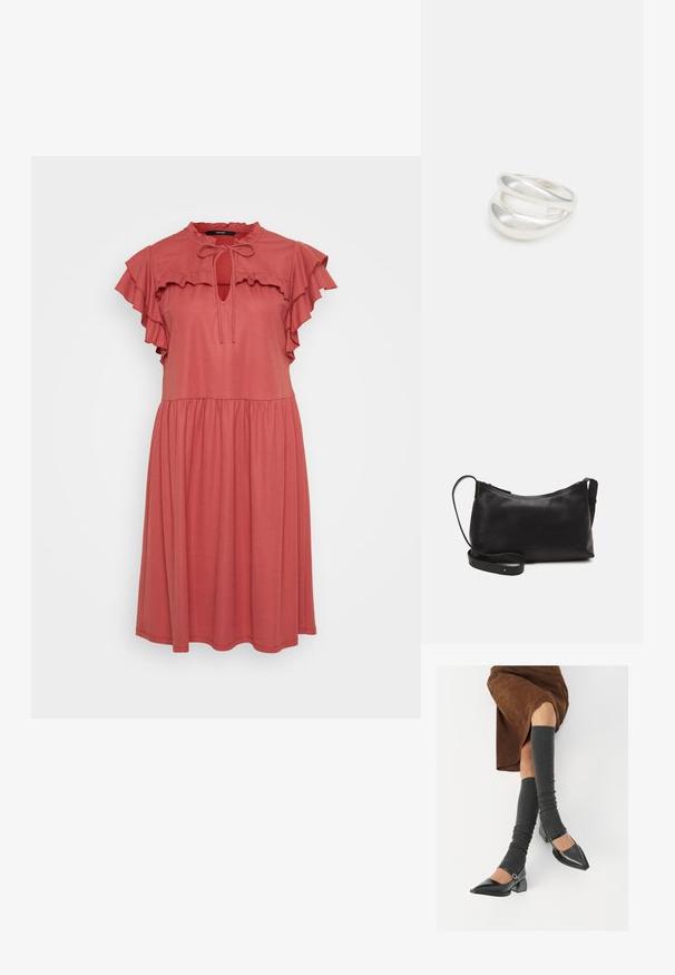 Korallivärvi kleit, mis on valmistatud pehmest kangast, millel on frillidega lühikesed varrukad, sidumine kaela ümber ja lõdva, voolava siluett.; Mustad patsaline odav värviga kingad, millel on kreen ja pahkluuring, on paaritatud hallide ribakudumitega sääremiidega ja pruunist nahast seelikuga.; Mustmust nahk õlakotil on sile tekstuur, kumer kuju, reguleeritav rihm ja lukuga sulgemine. Minimalistlik disain ilma kaunistusteta.; Hõbedane kahekordne rõngas sujuva, poleeritud pinnaga. Omab voolavat, kõverat disaini, millel on kattuvad sektsioonid, et saavutada kaasaegne ilme.