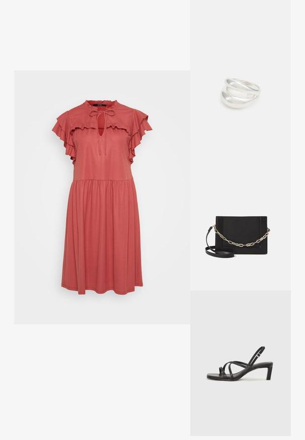 Koraļļu kleita, izgatavota no mīksta auduma, ar kraukšķīgām īsām piedurknēm, saitēm ap kaklu un brīvu, plūstošu siluetu.; Melnas strappy sandales ar kvadrātveida purngaliem un zemu bloku papēdi. Ievērojamas ar vairākiem plāniem siksniņām un regulējamu potītes siksniņu. Izgatavotas no gludas ādas.; Melna ādas crossbody soma ar gludu faktūru, taisnstūrveida formu un metalizētu ķēdes detaļu priekšā. Iekļauta regulējama siksna.; Sudraba divu joslu gredzens ar gludu, pulētu virsmu. Iezīmējas ar plūstošu, izliekta dizaina struktūru ar pārklājošām sekcijām modernam izskatam.