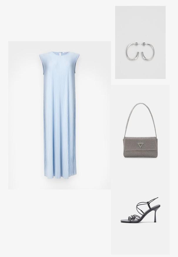 Gaiši zila pleitota kleita bez piedurknēm ar apaļu kakla izgriezumu un atslēgas cauruma aizmugures aizdari. Plūstoša A formas silueta, gluda tekstūra un smalka spīduma.; Melnas augstpapēžu sandales ar plāniem siksniņām un mezgla dizainu, gluda kvadrātveida purngalu un elegantu stiletto papēdi.; Gaiši pelēka metāla rokassoma ar ķēdes siksnu, rotāta ar mazām apaļām metāla kniedēm un trīsstūra zīmola logo.; Sudraba riņķveida auskari ar gludu, spīdīgu apdari. Apaļas formas, viegla dizaina, ar aizdari uz stieples.
