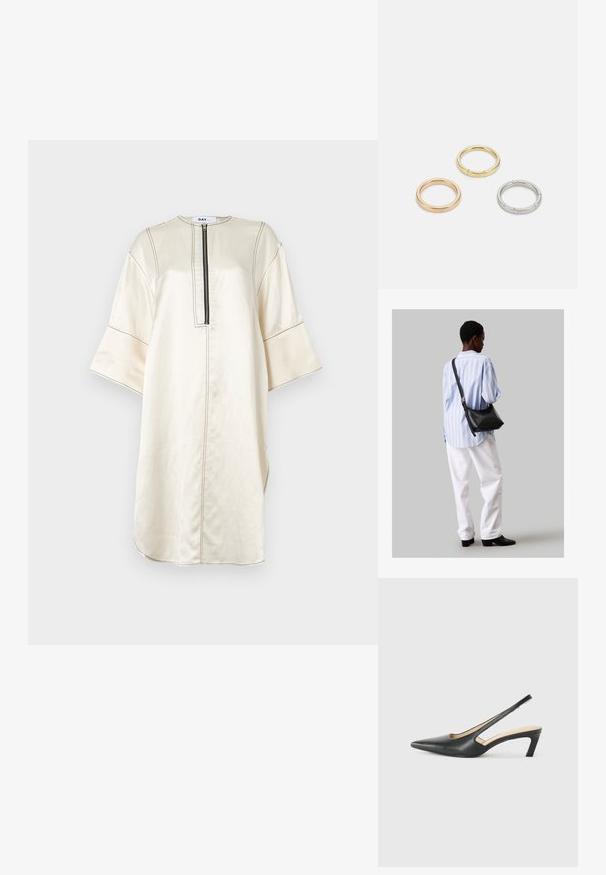 Smėlinė tunika suknelė, pagaminta iš lygaus audinio. Yra pusiau ilgas užtrauktukas, plačios rankovės, šoninės plyšiai ir kontrastingi siuvimo detalės.; Juodas smailus slingback batelis su žemu kulnu, pagamintas iš lygaus odos paviršiaus ir su išpjovomis šone, užtikrinančiomis oro pralaidumą.; Juodas odinis petinis krepšys su minkšta tekstūra, trikampiu pavidalu ir reguliuojama juosta, derinamas su šviesiai mėlynu dryžuotu marškinėliu ir baltais džinsais.; Trys metalinės žiedai: vienas rožinės aukso, vienas auksinis su tekstūruotais akcentais ir vienas sidabrinis, visi su įmintu ženklinimu vidinėje juostoje.