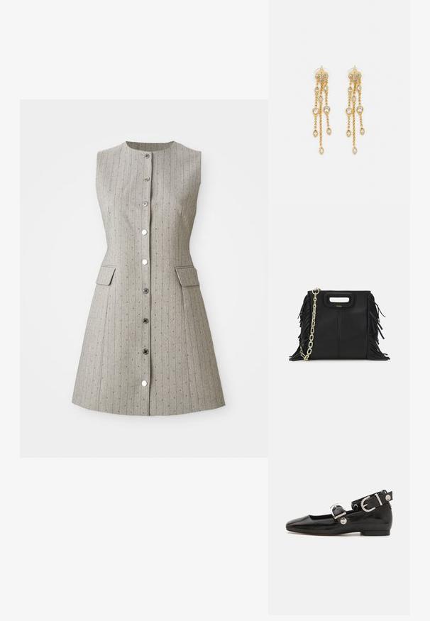 Bezrukavna siva haljina s vertikalnim prugama, okruglim dekolteom, prednjim dugmadi za zatvaranje, dva bočna džepa i prilagođenim siluetom.; Crne lakirane balerinke sa četvrtastim vrhom, remenom oko zapešća sa srebrnim detaljima i ravnim đonom. Glatka tekstura s minimalističkim dizajnom.; Crna kožna torba s resicama, zlatnim lančićem za rame i rukohvatom u obliku izreza. Sadrži logo na prednjoj strani.; Zlatne naušnice s višestrukim kaskadnim lancima, s prozirnim ovalnim cirkonima i dekorativnim šiljcima na vrhu.
