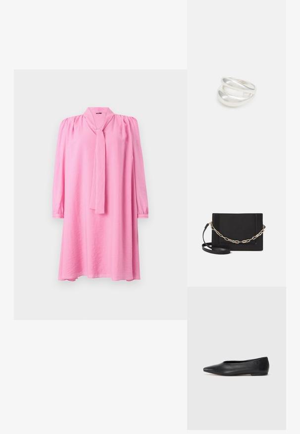 Abito rosa a maniche lunghe con colletto legato, caratterizzato da dettagli arricciati sulle spalle. Tessuto morbido con una vestibilità rilassata e orlo svasato.; Ballerine in pelle nera, punta affusolata, design minimalista, texture liscia, tacco basso, senza hardware o decorazioni visibili.; Borsa a tracolla nera in pelle con una texture liscia, forma rettangolare e dettaglio in catena metallica sul davanti. Inclusa una tracolla regolabile.; Anello doppio in argento con superficie liscia e lucida. Presenta un design fluido e curvo con sezioni sovrapposte per un aspetto moderno.