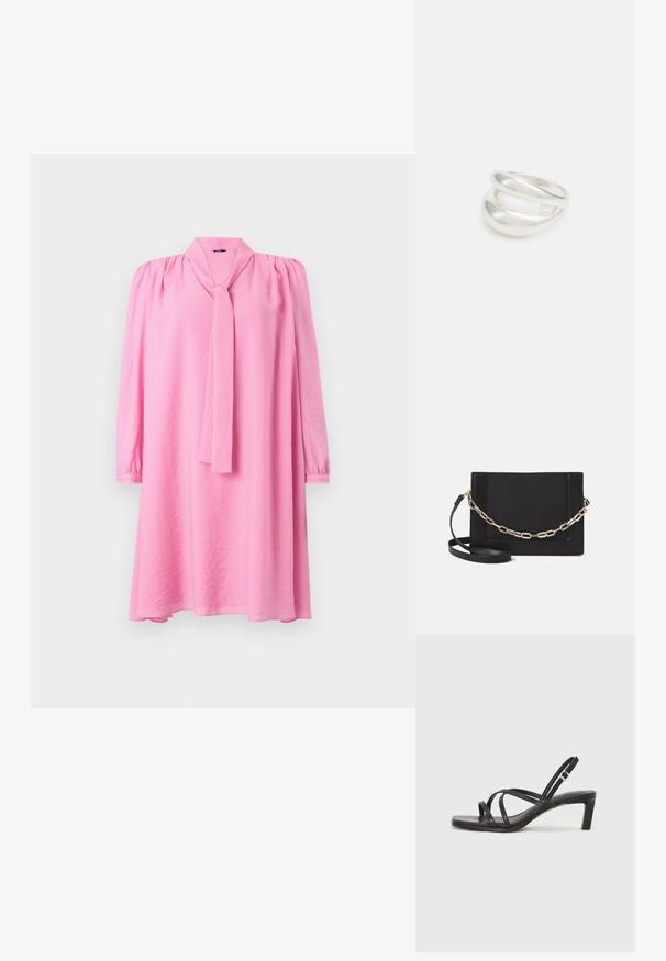 Abito rosa a maniche lunghe con colletto legato, caratterizzato da dettagli arricciati sulle spalle. Tessuto morbido con una vestibilità rilassata e orlo svasato.; Sandalo nero con cinturini, dalla punta squadrata e tacco basso a blocco. Presenta diversi cinturini sottili e una cinturini regolabile alla caviglia. Realizzato in pelle liscia.; Borsa a tracolla nera in pelle con una texture liscia, forma rettangolare e dettaglio in catena metallica sul davanti. Inclusa una tracolla regolabile.; Anello doppio in argento con superficie liscia e lucida. Presenta un design fluido e curvo con sezioni sovrapposte per un aspetto moderno.