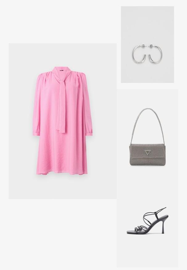 Vestido rosa de manga larga con cuello con lazo, con detalles fruncidos en los hombros. Textura suave con un corte relajado y dobladillo acampanado.; Las sandalias negras de tacón alto presentan finas correas con un diseño anudado, una punta cuadrada suave y un elegante tacón de aguja.; Bolso de mano metálico gris claro con una cadena como asa, adornado con pequeños remaches metálicos circulares y un logotipo de marca en forma triangular.; Aros de plata en forma de aro con un acabado liso y brillante. Diseño redondeado y ligero, con cierre de tipo post-back.