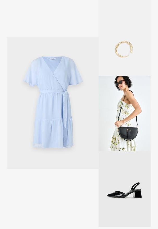 Svetlo modra zavita obleka s kratkimi letečimi rokavi, večplastnim krilom in pasom. Narejena iz mehkega, tekočega blaga z strukturirano površino.; Črne lakirane slingback pete s koničastim nosom in geometrijsko blokasto peto. Imajo eleganten, minimalističen dizajn in gladko teksturo.; Črna usnjena torbica s ukrivljeno obliko, z odstranljivo naramnico in zlatimi dodatki. Torbica ima pokrov s podrobnostmi v obliki zaponke.; Zlati prstan s organskim, zvitim dizajnom, gladko površino in taperiranimi konci, ki ustvarja modernega, skulpturalnega videza.
