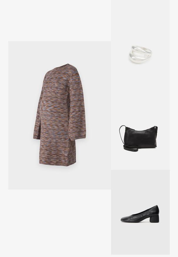 Pletena obleka v rjavi barvi z modro in oranžno marmoriranim vzorcem, dolgi rokavi, okrogla ovratnica in sproščen kroj, zasnovan za udobje.; Črne usnjene petke z zaobljenim nosom in srednjo blok peto. Gladka tekstura z minimalnimi detajli, ki vključuje subtilno elastično odprtino.; Črna usnjena torba čez ramo z gladko teksturo, ukrivljeno obliko, nastavljivim trakom in zadrgo. Minimalističen dizajn brez okrasnih detajlov.; Srebrn dvojni prstan z gladko, polirano površino. Ima tekoč, ukrivljen dizajn z prekrivajočimi se sekcijami za sodoben videz.