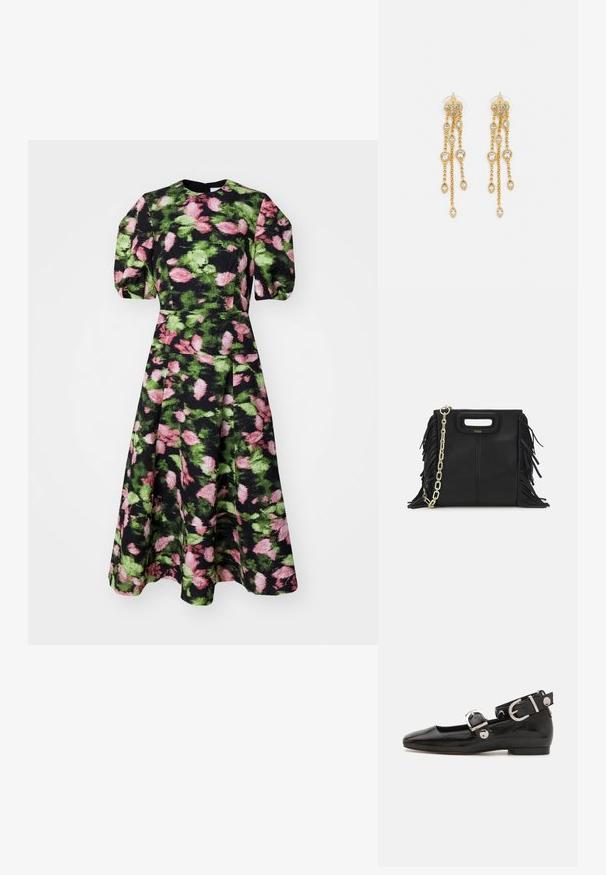 Cvjetna haljina s crnom podlogom ukrašenom zelenim i ružičastim uzorcima lišća, kratkim naboranim rukavima, okruglim izrezom i lepršavom suknjom.; Crne lakirane balerinke sa četvrtastim vrhom, remenom oko zapešća sa srebrnim detaljima i ravnim đonom. Glatka tekstura s minimalističkim dizajnom.; Crna kožna torba s resicama, zlatnim lančićem za rame i rukohvatom u obliku izreza. Sadrži logo na prednjoj strani.; Zlatne naušnice s višestrukim kaskadnim lancima, s prozirnim ovalnim cirkonima i dekorativnim šiljcima na vrhu.