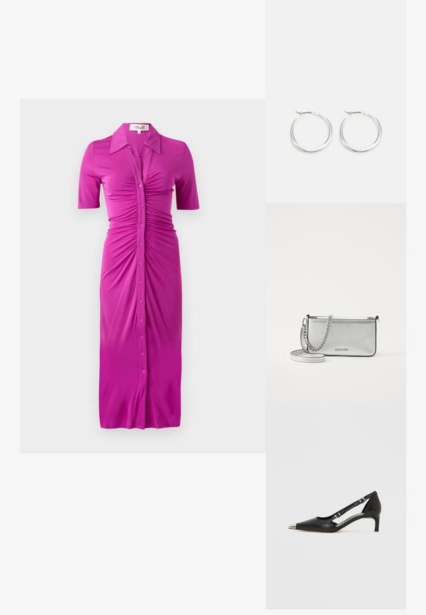 Fuksiaa ihonmyötäinen mekko lyhyillä hihoilla, napituksessa edessä ja ryppyjä yksityiskohtana, valmistettu sileästä, joustavasta kankaasta.; Musta nahkainen matalakorkoinen kenkä, jossa on terävä hopeinen kärki ja kaksinkertaiset solkisilmukat valkoisella taustalla.; Hopeinen nahkainen olkalaukku, jossa on tekstuuri, ketju- ja hihnapainatukset sekä vetoketjukiinnitys. Edessä on logo.; Hopeista valmistetut korvaketjut, joissa on sileä ja pyöreä muotoilu, ohut profiili ja varma lukko. Minimalistinen tyyli kiillotetulla pinnalla.