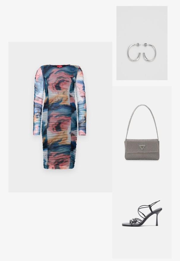 Pitkähihaisessa mekossa on monivärinen abstrakti kuvio ja rypytys. Se on valmistettu läpikuultavasta, sileästä kankaasta, jossa on kimaltelevia yksityiskohtia.; Mustat korkokengät sandaalit, joissa on ohuet hihnat solmittuna, sileä neliön muotoinen varvasosa ja tyylikäs stiletto-korko.; Vaalea harmaa metallinen käsilaukku, jossa on ketjusanka. Laukku on koristeltu pienillä pyöreillä metallikoruilla ja kolmion muotoisella brändilogolla.; Hopehopeet hopehopeet hopehopeet hopehopeet, jolla on sileä, kiiltävä pinta. Pyöreä muoto, kevyt rakenne, jossa on neulakiinnitys.