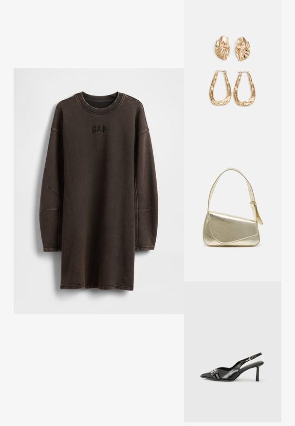 Ruda, didelio dydžio džemperio suknelė pagaminta iš minkštos medžiagos, su apvaliu kaklu ir siuvinėtu "GAP" logotipu krūtinės srityje.; Juodas lakuotas odinis batelis su smailiu pirštu, kulkšnies dirželiais su sidabrinėmis sagtimis ir detalėmis, bei plonu kulnu.; Aukso metalinės rankinės su struktūrizuotu dizainu, lygaus paviršiaus ir reguliuojama dirželiu. Pasižymi unikaliu trikampiu pavidalu ir minimalizmu siuvinėjime.; Auksinės auskarai, turintys tekstūruotus, bangų formos elementus. Įeina skulptūriniai segami auskarai ir atviri lankai su išmuštu paviršiumi.