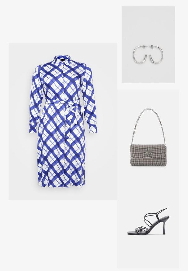 Vestido de manga larga y botones en un patrón de cuadros azules y blancos con cinturón a la cintura. Hecho de una tela ligera con una textura suave.; Las sandalias negras de tacón alto presentan finas correas con un diseño anudado, una punta cuadrada suave y un elegante tacón de aguja.; Bolso de mano metálico gris claro con una cadena como asa, adornado con pequeños remaches metálicos circulares y un logotipo de marca en forma triangular.; Aros de plata en forma de aro con un acabado liso y brillante. Diseño redondeado y ligero, con cierre de tipo post-back.