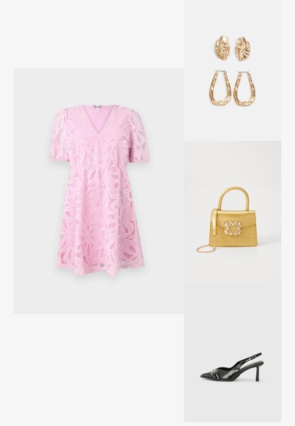 Vestido de renda rosa com decote em V, mangas curtas bufantes e cintura ajustada. Apresenta padrões florais em camadas e uma saia rodada.; Sapato slingback preto em pele patentada com bico apontado, tiras no tornozelo apresentando fivelas e acessórios prateados, e um salto elegante.; Bolsa amarela em pele de crocodilo falsa, com um design estruturado, pega no topo, alça de corrente removível e decoração de cristal no fecho.; Brincos em tom de ouro com formas onduladas e texturizadas. Inclui studs escultóricos com presilha e um design de argola aberta com um acabamento martelado.