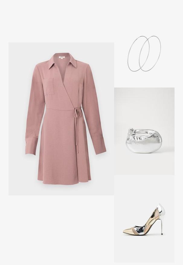 Zavinovací šaty v jemnom ružovom odtieni s dlhými rukávmi, golierom a bočným viazaním. Obsahujú náprsné vrecko a majú hladkú textúru.; Lodičky s špičatou špičkou v striebornom, zlatom a telovom farebnom prevedení. Lesklý povrch s výrezovým dizajnom, s ihlovým opätkom.; Strieborná metalická taška s mäkkým, zaobleným tvarom a uzáverom s uzlíkom. Vyrobená z hladkej syntetickej kože.; Strieborné kruhové náušnice s minimalistickým dizajnom. Cirkulárny tvar, hladký povrch a tenký profil. Ľahké s lesklým povrchom.