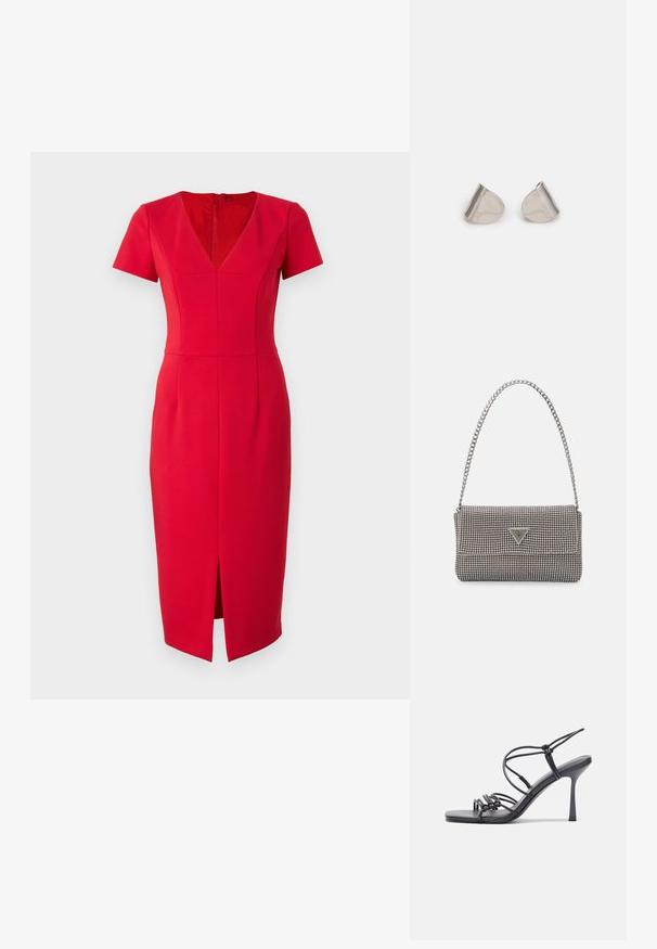 Červené midi šaty s krátkymi rukávmi, výstrihom do V a predným rozparkom, vyrobené z hladkej tkaniny, s detaily švov. Skrytý zips na chrbte.; Čierne sandále na vysokom podpätku majú tenké remienky s uzlovým dizajnom, hladký štvorcový špičku a elegantný stiletto podpätok.; Svetlošedá metalická kabelka s reťazovým popruhom, ozdobená malými kruhovými kovovými štítkami a trojuholníkovým logom značky.; Strieborné kovové náušnice s hladkým tvarom kvapky a lesklým povrchom. Jemné rytiny pridávajú detail. Minimalistický dizajn.