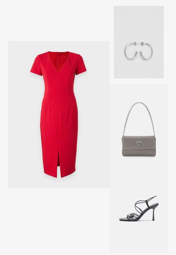 Czerwona midi sukienka z krótkimi rękawami, dekoltem w kształcie litery V i rozcięciem z przodu, wykonana z gładkiego materiału, z detalami szwów. Zasuwana na ukryty suwak z tyłu.; Czarne sandały na wysokim obcasie mają cienkie paski z węzłowym wzorem, gładki, kwadratowy czubek i smukły obcas w stylu szpilki.; Jasnoszara metaliczna torebka na łańcuszku, ozdobiona małymi okrągłymi metalowymi ćwiekami oraz trójkątnym logo marki.; Srebrne kolczyki koła o gładkiej, błyszczącej powierzchni, z zakrzywionym kształtem i zapięciem na sztyft. Minimalistyczny design z nowoczesnym wykończeniem.