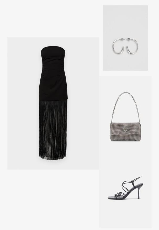 Czarna sukienka bez ramiączek z dopasowanym górnym fragmentem i frędzlami u dołu. Wykonana z gładkiego materiału, z długimi, zwiewnymi frędzlami od talii aż po dół.; Czarne sandały na wysokim obcasie mają cienkie paski z węzłowym wzorem, gładki, kwadratowy czubek i smukły obcas w stylu szpilki.; Jasnoszara metaliczna torebka na łańcuszku, ozdobiona małymi okrągłymi metalowymi ćwiekami oraz trójkątnym logo marki.; Srebrne kolczyki na biglu o gładkim, błyszczącym wykończeniu. O zaokrąglonym kształcie, lekkim designie, z zamknięciem na zatrzask.