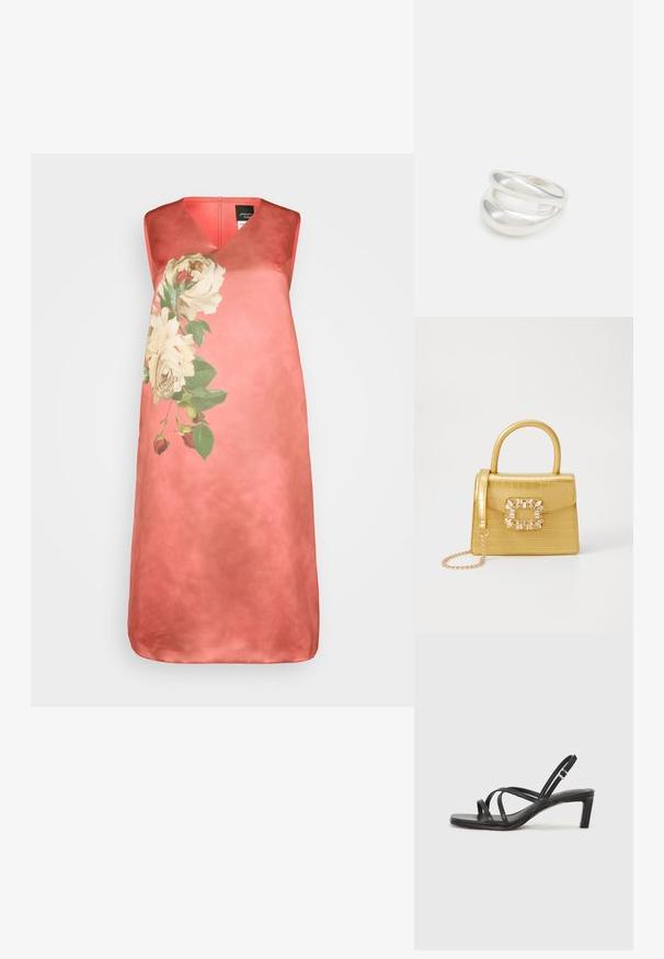 Koralo haljina bez rukava s V-izrezom, s velikim cvjetnim uzorkom kremastih ruža i zelenog lišća s lijeve strane, glatke teksture.; Crne sandale s trakama, kvadratnim prstom i niskom blok petom. Ima više tankih trakica i podesivu trakicu oko gležnja. Izrađene su od glatke kože.; Žuta torbica od umjetnog krokodila sa strukturiranim dizajnom, gornjom ručkom, odvojivim lančićem i dekorativnim kristalnim ukrasom na kopči.; Srebrna dvostruka prsten s glatkom, poliranom površinom. Karakterizira ga fluidan, zakrivljen dizajn s preklapajućim sekcijama za moderan izgled.; Srebrna dvostruka prsten s glatkom, poliranom površinom. Karakterizira ga fluidan, zakrivljen dizajn s preklapajućim sekcijama za moderan izgled.