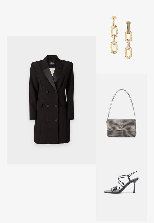 Doppelreihiges schwarzes Blazer-Kleid aus glattem Stoff, mit satinierter Revers und zwei aufgesetzten Taschen, sowie sechs Knöpfen vorne.; Schwarze, hochhackige Sandalen mit dünnen Riemen und einem geknoteten Design, einer glatten, rechteckigen Zehenpartie und einem eleganten Stiletto-Absatz.; Hellegraue metallische Handtasche mit einer Kettenriemen, verziert mit kleinen kreisförmigen metallic Nieten und einem dreieckigen Markenlogo.; Goldene Kettenanhänger-Ohrringe mit klarem Kristallakzent, versehen mit eingraviertem "GUESS"-Logo und glatter Oberfläche.