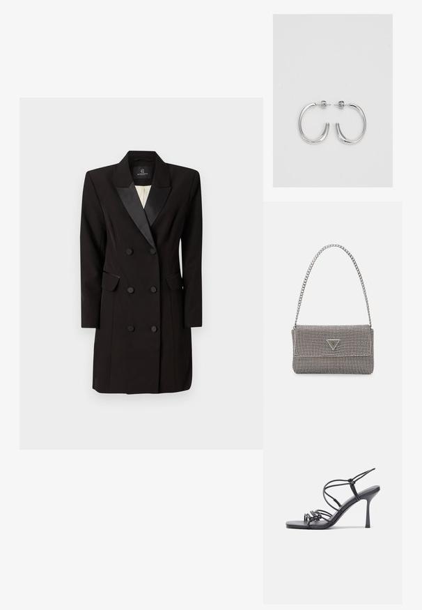 Doppelreihiges schwarzes Blazer-Kleid aus glattem Stoff, mit satinierter Revers und zwei aufgesetzten Taschen, sowie sechs Knöpfen vorne.; Schwarze, hochhackige Sandalen mit dünnen Riemen und einem geknoteten Design, einer glatten, rechteckigen Zehenpartie und einem eleganten Stiletto-Absatz.; Hellegraue metallische Handtasche mit einer Kettenriemen, verziert mit kleinen kreisförmigen metallic Nieten und einem dreieckigen Markenlogo.; Silberne Creolen mit einer glatten, glänzenden Oberfläche. Abgerundete Form, leichtes Design, mit einer Steckverschluss.