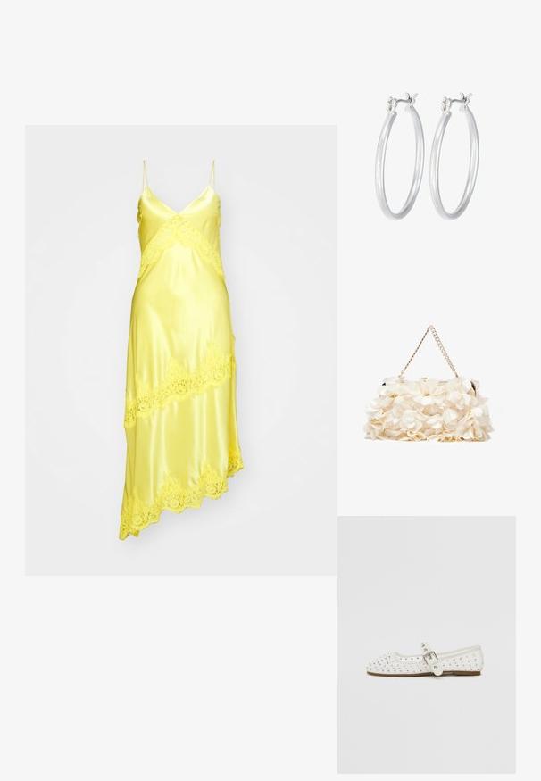 Geltona atlasinė suknelė su nėriniu, turinti V formos iškirpę, plonus dirželius ir asimetrišką sijoną. Lygi tekstūra.; Balti plokšti batai su smailiu nosiu, puošti sidabrinėmis smeigėmis, turi sagtį per pėdos vidurį ir šviesiai rudą padą.; Balta gėlių rankinė su susiraukšlėjusia audinio paviršiumi, auksinės spalvos grandinėlės dirželiu ir metaliniu uždarymu. Papuošta tekstūruotomis žiedlapėmis, pridėjančiomis detalių.; Sidabriniai auskarai su sklandžiu, poliruotu paviršiumi. Apvalios formos ir saugus uždarymo mechanizmas. Lengvas dizainas, tinkantis kasdieniam dėvėjimui.