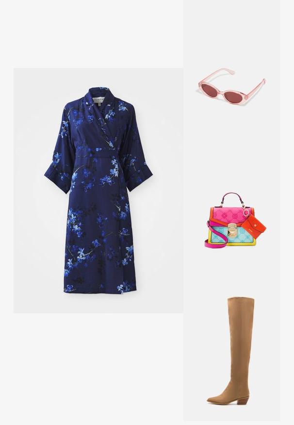 Marineblaues Blumenwickelkleid mit Dreiviertelärmeln, versehen mit blau-weißen Blumenmustern, aus weichem Stoff und mit einem Gürtel-Detail.; Knöchelhohe, tanfarbene Stiefel aus einem glatten Material mit einer spitzen Zehe und einem niedrigen, gestuften Absatz. Schlichtes Design, ohne sichtbare Muster oder Akzente.; Pink transparente Sonnenbrille mit ovalen Gläsern, dunkler roter Tönung und schlanken Bügeln, ausgestattet mit einer glatten Oberfläche und dezenten Details am Rahmen.; Mehrfarbige Handtasche mit rosa, blauen und gelben Paneelen, ausgestattet mit goldenen Beschlägen und einem abnehmbaren orangen Kartenhalter. Strukturierte Oberflächengestaltung.