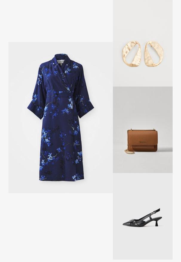 Marineblaues Blumenwickelkleid mit Dreiviertelärmeln, versehen mit blau-weißen Blumenmustern, aus weichem Stoff und mit einem Gürtel-Detail.; Schwarzer Leder-Slingback-Schuh mit spitz zulaufender Zehenpartie, dekorativen Riemen mit METALLÖSEN und niedrigem Blockabsatz. Strukturelle Oberfläche.; Braune strukturierte Ledertasche mit goldener Kettenriemen und Klappenverschluss. Die Vorderseite zeigt ein Logo-Detail und eine Tasche unter der Klappe.; Ein Paar unregelmäßige, oval geformte Ohrringe aus goldfarbenem Metall mit einer strukturierten, leicht gehämmerten Oberfläche auf weißem Hintergrund.