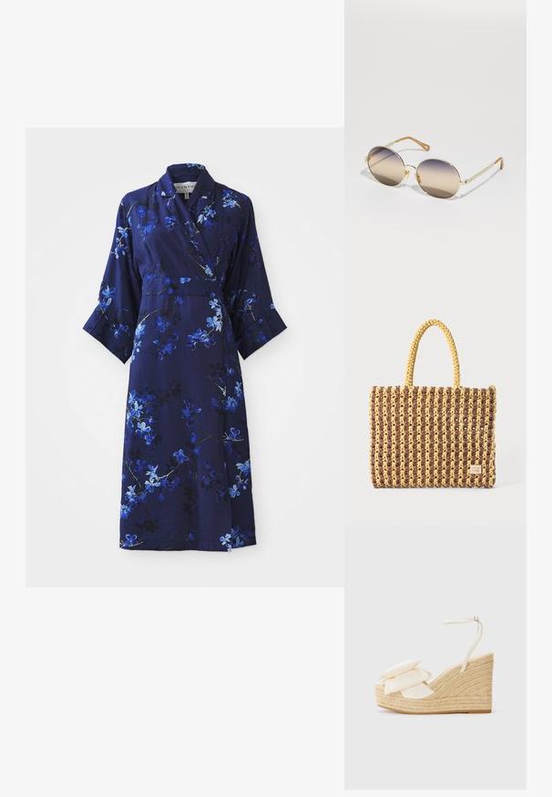 Navy kukka-aiheinen kietaisumekko, jossa on kolme neljännesosahattua hihoja, sinivalkoisia kukkakuosisia yksityiskohtia, pehmeä kangas ja vyöyksityiskohta.; Viuhka-sandaalit, joissa on luonnollinen jute-alustaa, kermaista kangasta yläosa ja kaksi kerroksista kukka-akselia; sisältää ohut nilkkahihna soljella.; Kultaiset metalliset aurinkolasit, joissa on suuret pyöreät kehykset, liukuväriset linssit ruskeasta beigelle, ja brändätyt templet, joissa lukee "Chloé."; Kudotasku ruskeana ja keltaisena, jossa on suorakulmainen muoto, kaksi kantohihnaa ja teksturoitu pinta, jossa näkyvät ompeleet ja brändilappu.