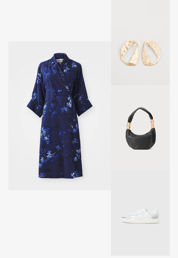 Marinblå blommig omslagsklänning med trekvartsärmar, med blommönster i blått och vitt, mjukt tyg och bältesdetalj.; Vita sneakers med metallisk silverdetaljer, slät yta, rund tå, platt sula och traditionell snörning.; Svart läderhandväska med rund form, mjuk textur och ett knuthandtag med detaljer i guldfärg. Dragkedjestängning.; Ett par oregelbundna ovalformade örhängen i guldtonad metall med en strukturerad, något hamrad yta på en vit bakgrund.