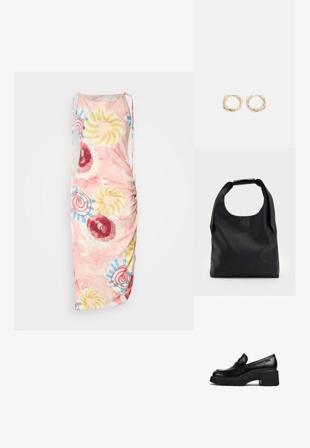 Ärmlös, rynkad klänning i mjuk rosa tyg. Har färgglada spiral- och blommönster i rött, gult och blått. Justerbara axelband.; Svart läder loafers med chunky klack och tjock sula, med en remdetalj över toppen, visad från sidan mot en vit bakgrund.; Svart läderhandväska med en stor öppen topp och en enkel axelrem. Mjuk textur, minimalistisk design, med subtila metallaccenter.; Guldörhängen i form av ringar med en texturerad, oregelbunden form. Har en sömlös stängning och en polerad yta som betonar en modern design.
