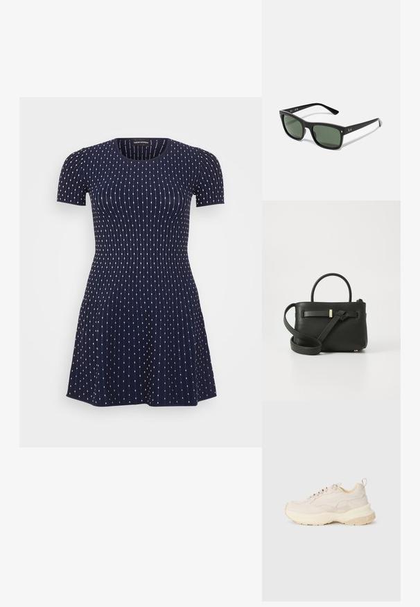 Tamsiai mėlyna su trumpomis rankovėmis suknelė su prigludusia liemenėle, pūsta sijonu, raukšlėtu paviršiumi ir baltais taškeliais visoje suknelėje.; Smėliniai sportbačiai su glotnia viršutine dalimi, tekstūruotais akcentais ir masyviu baltai pilku padu. Yra raišteliai ir kilpa kulne, skirta patogiam dėvėjimui.; Juodos rectanguliarios akinių rėmeliai su tamsiai žaliais lęšiais, pagaminti iš plastiko, turintys metalines detales šalia lęšių ir prekės ženklo logotipą ant šventyklos.; Juodas odinis rankinė su tekstūruotu paviršiumi, viršutiniais rankenėlėmis ir ilgu reguliuojamu diržu. Priekyje turi auksinės spalvos apdailą.