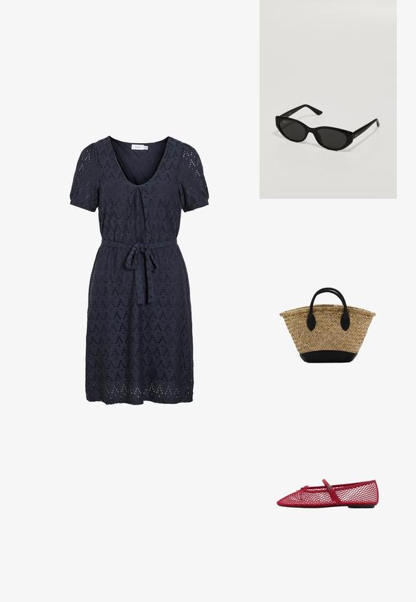 Temno modra obleka s kratkimi pufastimi rokavi, V-izrezom, s pasom za zavezovanje in vzorcem iz očesnih lukenj ter diamanti izrezanimi po tkanini.; Rde mrežaste balerinke s koničastim prstom, ki imajo tanek trak in podrobnost z zaponko. Zgornji del ima odprt, satasti vzorec.; Črne sončne očala z ozko obliko mačjih oči. Narejena iz gladkega plastike, z temnimi lečami in diskretnimi logotipnimi akcenti na ušesih.; Tkana košara iz slame sraslim oblikom, z črnim usnjenim dnom in ročaji. Teksturedne naravne vlaknine z gladkimi črnimi detajli.