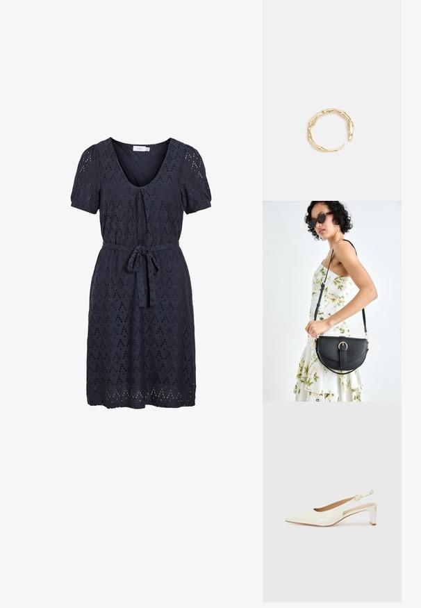 Temno modra obleka s kratkimi pufastimi rokavi, V-izrezom, s pasom za zavezovanje in vzorcem iz očesnih lukenj ter diamanti izrezanimi po tkanini.; Bele begaste usnjene slingback čevlje z ostrim nosom in nizkim blokastim peto. Imajo diskreten trak z zlatim podrobnostim s sponko.; Črna usnjena torbica s ukrivljeno obliko, z odstranljivo naramnico in zlatimi dodatki. Torbica ima pokrov s podrobnostmi v obliki zaponke.; Zlati prstan s organskim, zvitim dizajnom, gladko površino in taperiranimi konci, ki ustvarja modernega, skulpturalnega videza.