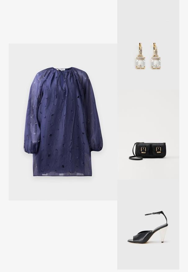 Marineblå gjennomsiktig kjole med lange pufferm, snøring i halsen og broderte blomster mønstre. Lett stoff med teksturert finish.; Svart lær høyhælte sandaler med åpen tå, asymmetrisk design, ankelstropp og en metallisk kjegleformet hæl. Glatt tekstur hele veien.; Svart skinn crossbody veske med to frontlommer, gyldne spenner, glidelåslukking og en slank stropp. Teksturert overflate og kompakt rektangulær form.; Gullfargede øreringer med en rektangulær, klar krystall som henger under en rad av små, runde klare akenter. Elegante, moderne design.