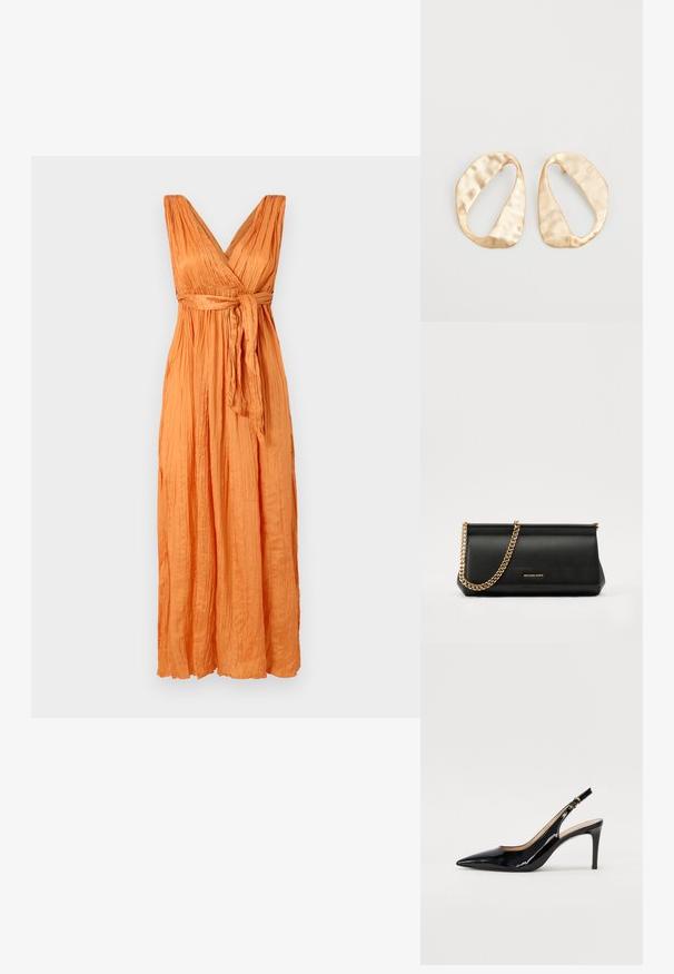 Maxi jurk in helder oranje crepe stof, met een diepe V-hals, geplooide bovenkant en een strik taille voor een gedefinieerde vorm en vloeiende silhouette.; Zwarte gepatineerde leren slingback pump met een puntige neus, slanke hak en een subtiel uitgesneden ontwerp. Bevat een gouden gesp op de band.; Zwarte leren clutch tas met een gouden kettinghengsel, voorzien van een gladde textuur, rechthoekige vorm en reliëfmerk op de voorkant.; Een paar onregelmatig ovale, gouden metalen oorbellen met een gestructureerd, lichtgehamerd oppervlak op een witte achtergrond.