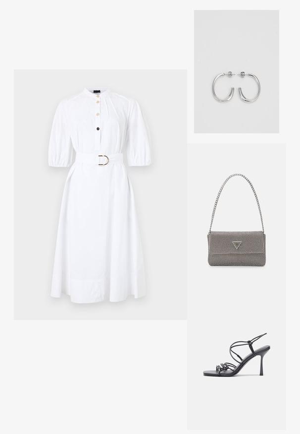 Valkoinen puuvillamekko, jossa on lyhyet puffihihat, napitettava malli ja vyötärölle kiristettävä vyö, jossa on kultainen solki.; Mustat korkokengät sandaalit, joissa on ohuet hihnat solmittuna, sileä neliön muotoinen varvasosa ja tyylikäs stiletto-korko.; Vaalea harmaa metallinen käsilaukku, jossa on ketjusanka. Laukku on koristeltu pienillä pyöreillä metallikoruilla ja kolmion muotoisella brändilogolla.; Hopeiset korvarenkaat, joissa on sileä ja kiiltävä pinta, kaareva muoto ja piikkikiinnitys. Minimalistinen muotoilu modernilla viimeistelyllä.