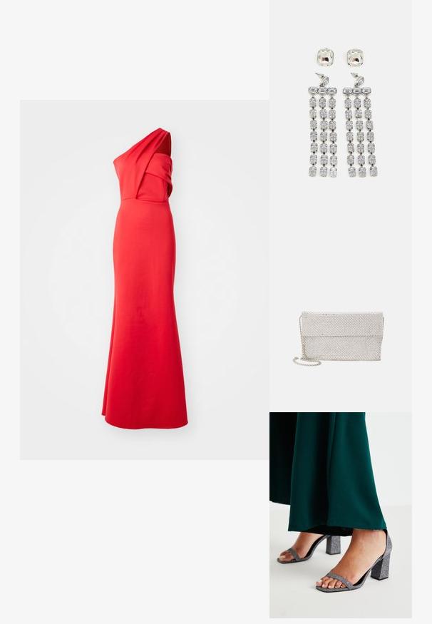 Rdeča obleka na eni rami, izdelana iz gladkega materiala z drapiranimi detajli na prsih in oprijetim silhueto, ki pada do tal.; Srebrne glitri blok petne sandale z dvema tankima trakama in kvadratnim prstom. V paru s temno zeleno obleko do tal.; Srebrna mrežasta torbica s teksturiranim, tkanim dizajnom, koja ima preklopni poklopac i uklonjivu lančanu naramenicu za nošenje.; Kristalni uhani s srebrnim osnovnim materialom, ki vsebujejo kvadratne uhančke in kaskadne vrste pravokotnih ter osmerokotnih kristalov.