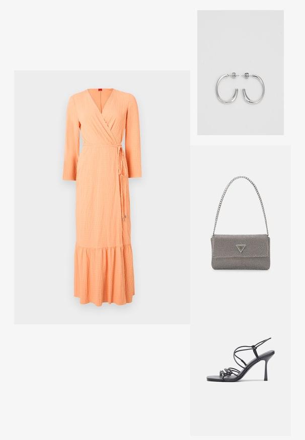 Vestido envolvente en color naranja claro, con tejido texturizado. Presenta un escote en V, mangas largas y un dobladillo con volantes en capas, atado con un cinturón a juego.; Las sandalias negras de tacón alto presentan finas correas con un diseño anudado, una punta cuadrada suave y un elegante tacón de aguja.; Bolso de mano metálico gris claro con una cadena como asa, adornado con pequeños remaches metálicos circulares y un logotipo de marca en forma triangular.; Aros de plata en forma de aro con un acabado liso y brillante. Diseño redondeado y ligero, con cierre de tipo post-back.