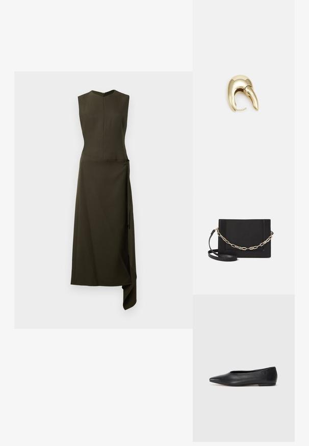 Olijfgroene mouwloze jurk met een getailleerde lijfje, een uitlopende asymmetrische zoom en een zijstrikdetail. Gemaakt van een gladde stof met een lichte glans.; Zwarte leren balletflat, puntige neus, minimalistisch design, gladde textuur, lage hak, geen zichtbaar beslag of versieringen.; Zwarte leren schoudertas met een gladde textuur, rechthoekige vorm en een metallic kettingdetail aan de voorkant. Verstelbare schouderband inbegrepen.; Gouden metalen oorbel met een slank, gebogen ontwerp. Beschikt over een kenmerkende puntige vorm, gepolijste oppervlakte en scharnier sluiting.
