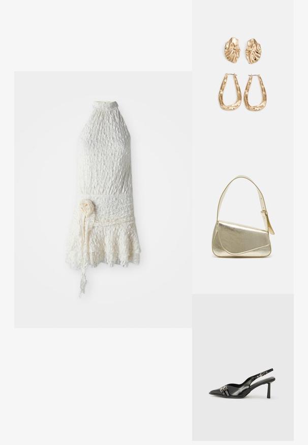 Fehér csipkeborítású, ujj nélküli ruha magas nyakkal, virágos textúrával, szűkített derékkal és fodros hempergővel, szövet virágövvel.; Fekete lakk bőr, hegyes orrú slingback cipő, boka pántokkal, ezüst csatokkal és hardverelemekkel, valamint karcsú sarkú.; Arany fémes kézi táska, strukturált dizájnnal, sima felülettel és állítható pánttal. Egyedi háromszög alakú, minimalistának mondható varrásokkal rendelkezik.; Aranyszínű fülbevalók, texturált, hullámos formákkal. Tartalmazza a szobrászati klipszes studokat és az open hoop kialakítást, kalapácsos felülettel.
