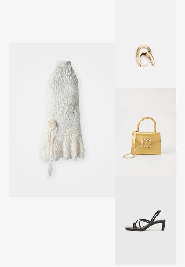 Hvit blonde uten ermer kjole med høy hals, blomstertekstur, tettsittende midje og volangkant, med en belte av stoffblomster.; Sorte sandaler med stropper, firkantet tå og lav blokk hæl. Har flere tynne stropper og en justerbar ankelstropp. Laget av glatt lær.; Gul faux-krokodille veske med en strukturert design, toppen håndtak, avtagbar kjede stropp, og dekorativ krystallbortsettelse på låsen.; Gullfarget metalløredobber med et elegant, buet design. Har en karakteristisk spiss form, polert overflate og hengsel-lukking.