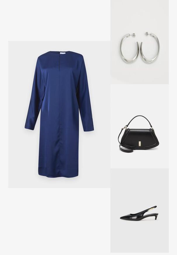 Marineblå satinkjole med lange ærmer, rund halsudskæring og lynlås i ryggen. Har en lige skæring og subtile slidser i siden for nem bevægelse.; Sorte lærreim hæler med spiss tå, som har en slank hæl og en gullfarget detalj på den justerbare stroppen. Glatt tekstur.; Sort lærveske med en strukturert design, som har en avkortet form, topphåndtak og detaljer i gull. Justerbar skulderstropp inkludert.; Sølvøreringer med en jevn, buet design. Har en blank metallisk finish og en studlås. Ingen synlige mønstre eller aksenter.