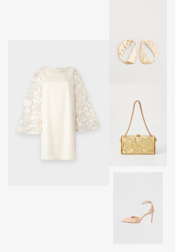 Fehér ruha sima anyagú testtel, áttetsző, virágmintás harangujjakkal. Egyszerű, kerek nyakkivágás és laza fazon.; Meztelen színű, lakk bőr, hegyesorrú cipő bokapánttal és stiletto sarkal, sima textúrával és minimalista dizájnnal. ; Arany, gyűrött textúrájú kézitáska, téglalap alakú, lánc pánttal és fedélzáras záródással a tetején. Simább, fényes felület.; Egy pár szabálytalan, ovális formájú, aranyszínű fém fülbevaló, enyhén kalapált felülettel, fehér háttéren.