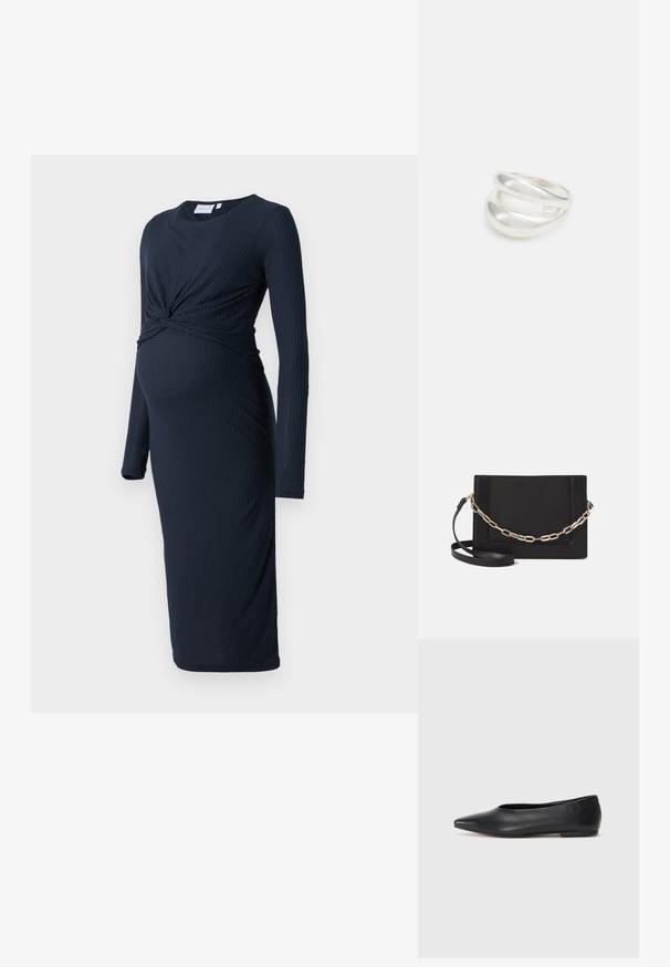 Ciemnoniebieska, prążkowana sukienka ciążowa z długimi rękawami, skręconym detalem w talii i długością do kolan. Miękka tekstura, dopasowany krój.; Czarne baleriny z lakierowanej skóry, spiczasty nosek, minimalistyczny design, gładka faktura, niskie obcasy, bez widocznych elementów metalowych czy ozdób.; Czarna skórzana torebka typu crossbody z gładką teksturą, prostokątnym kształtem oraz metalowym detalem w postaci łańcuszka z przodu. W zestawie regulowany pasek.; Srebrna obrączka podwójna z gładką, polerowaną powierzchnią. Posiada płynny, zakrzywiony kształt z nakładającymi się sekcjami, co nadaje nowoczesny wygląd.